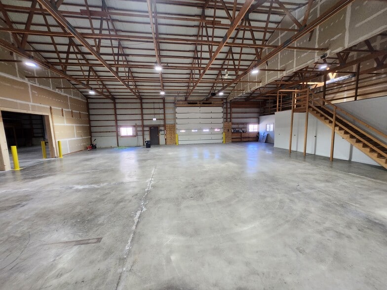 1724 Russ Way, Crest Hill, IL for lease - Interior Photo - Image 2 of 22