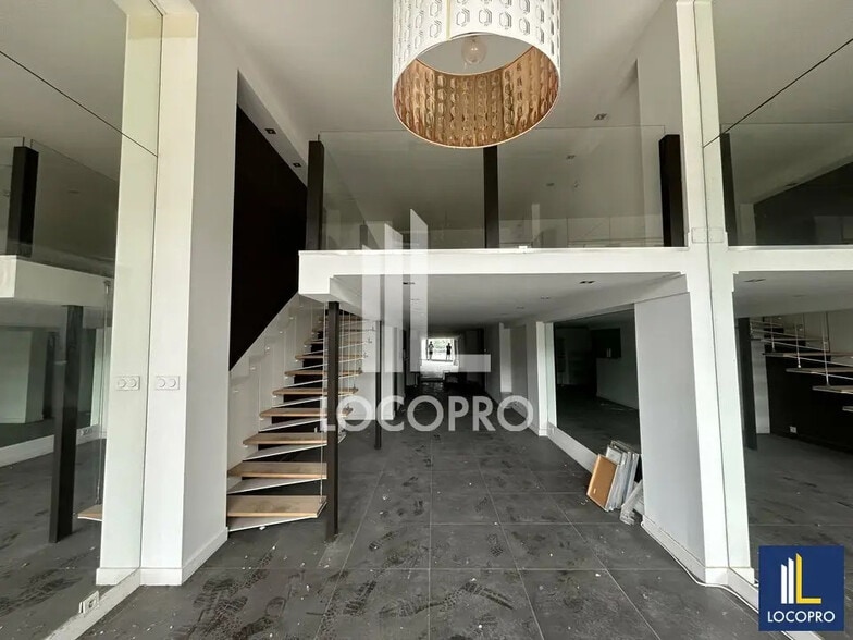Retail in Cannes for lease - Interior Photo - Image 2 of 6