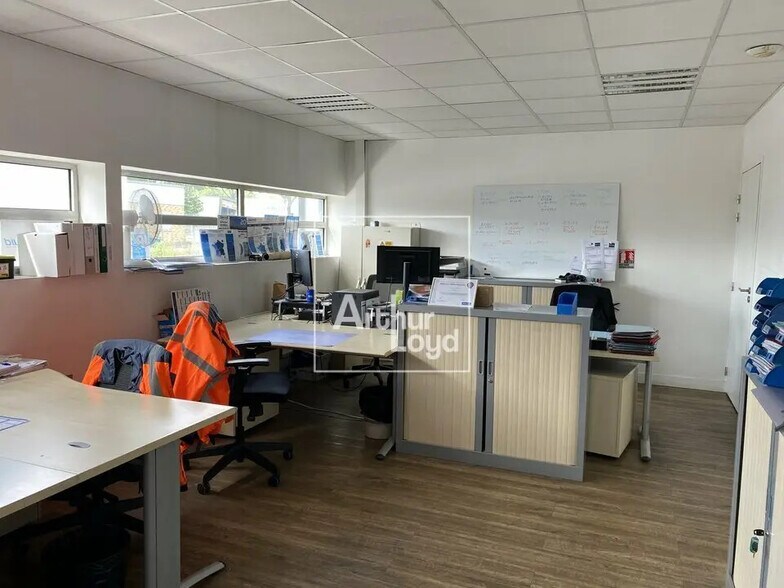 Office in Bondoufle for lease - Building Photo - Image 3 of 5