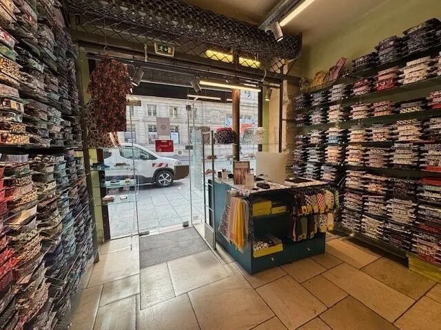 Retail in Paris for lease - Interior Photo - Image 1 of 7