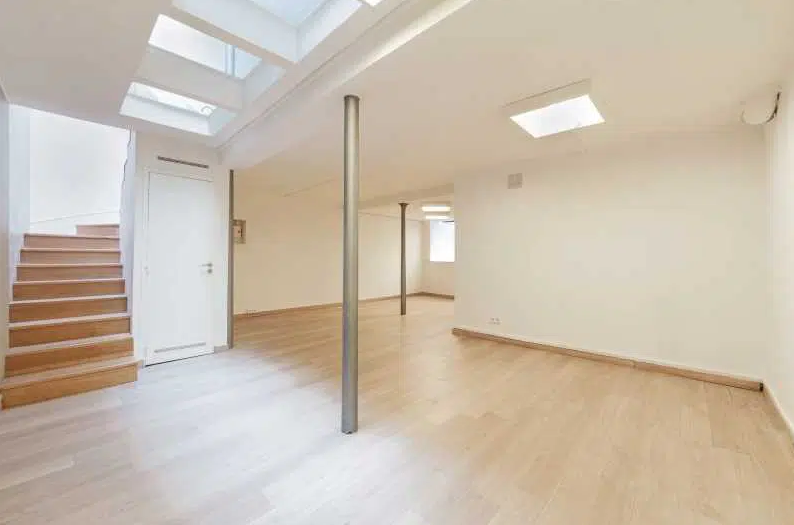 Office in Paris for lease Interior Photo- Image 1 of 5
