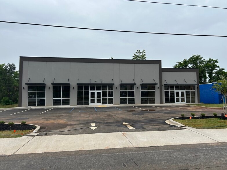 3119 N Pleasantburg, Greenville, SC for lease - Building Photo - Image 1 of 6