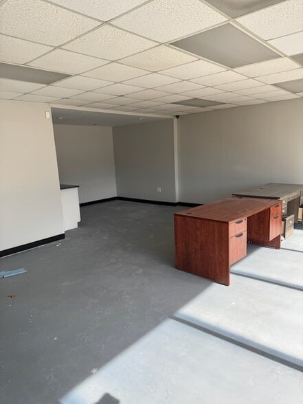 399 Lively Ave, Norcross, GA for lease - Interior Photo - Image 2 of 10
