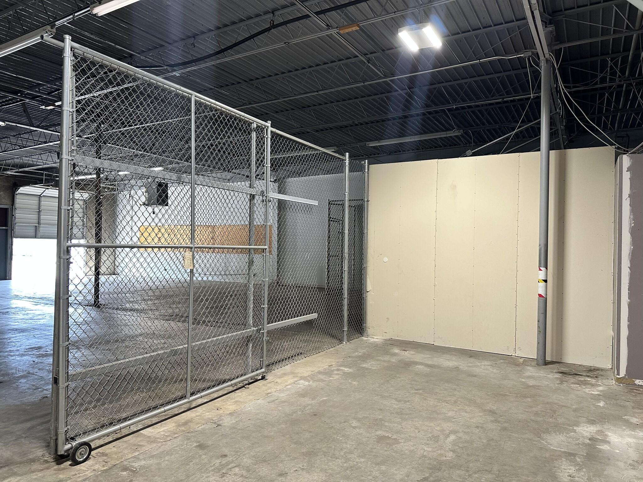 2702-2720 SE Loop 820, Fort Worth, TX for lease Interior Photo- Image 1 of 18