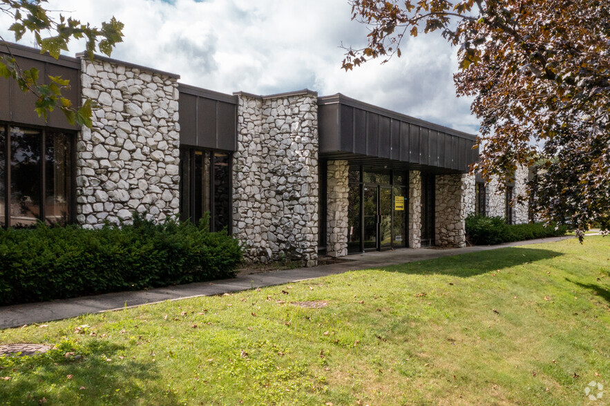 40 Rabro Dr, Hauppauge, NY for lease - Primary Photo - Image 1 of 4