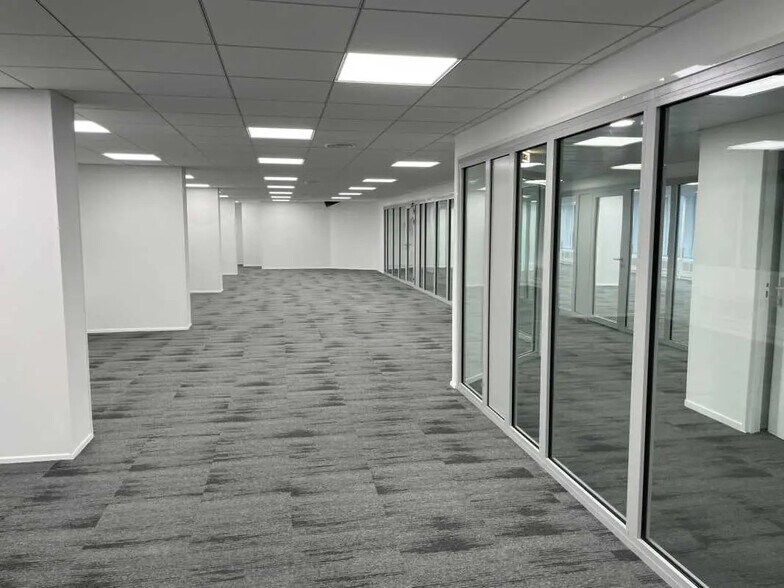 Office in Paris for lease - Building Photo - Image 2 of 14