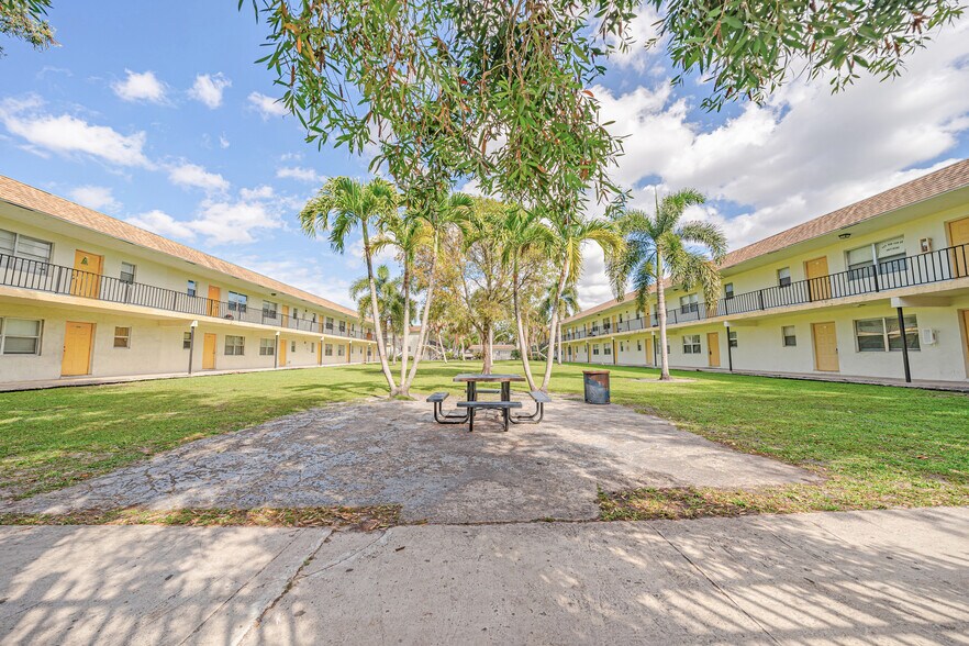 4160 NW 21st St, Lauderhill, FL 33313 Calypso Cay Apartment Homes