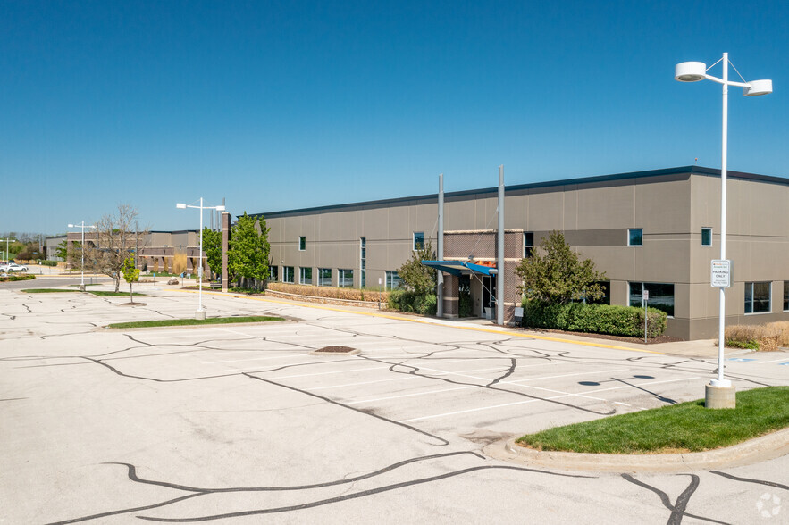 17100-17150 W 118th Ter, Olathe, KS for lease - Building Photo - Image 2 of 12