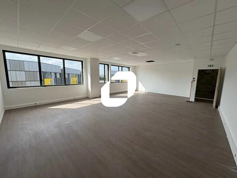 Flex in Poissy for lease - Interior Photo - Image 3 of 7