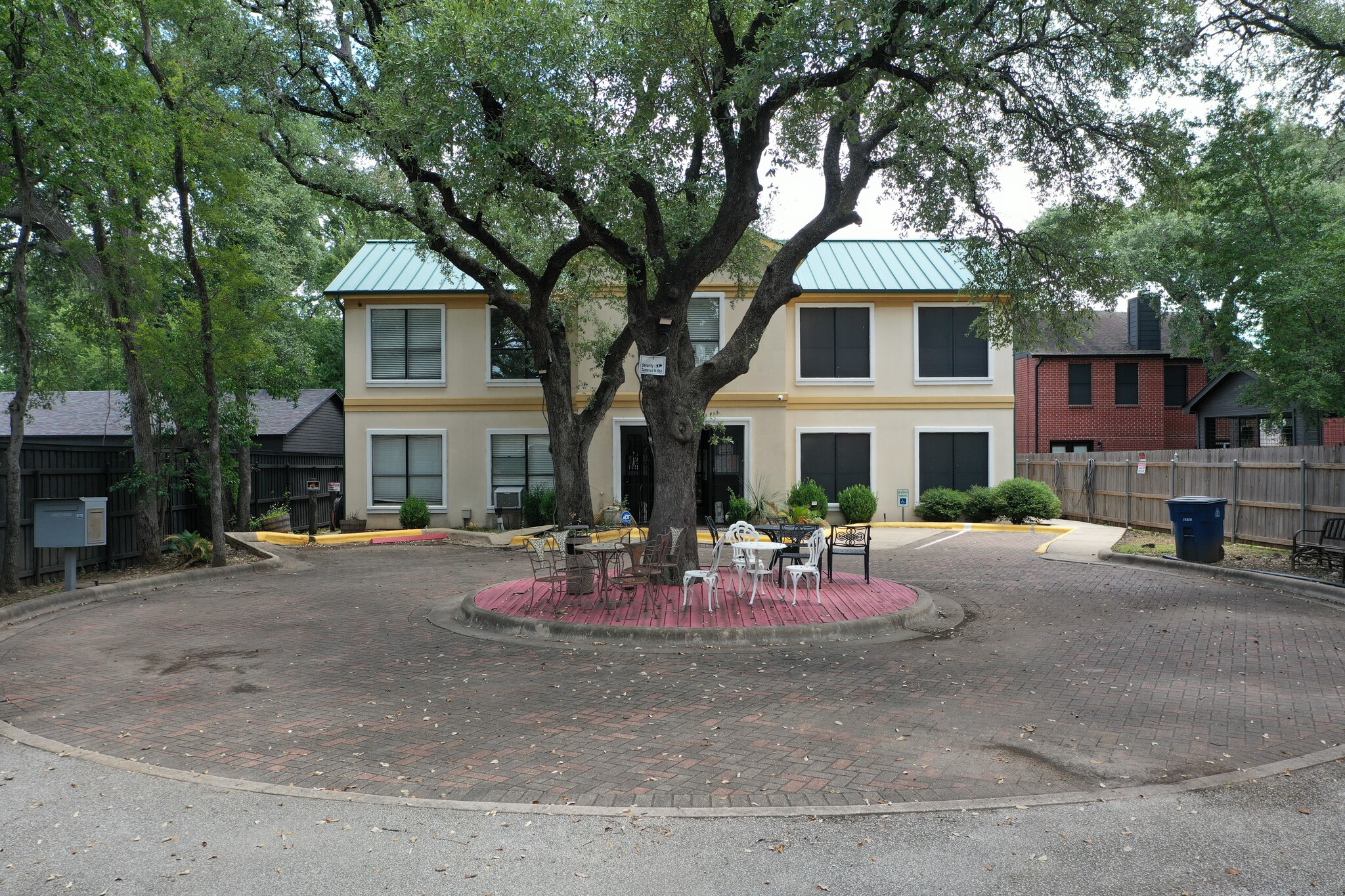 4005 Menchaca Rd. & 4004 Valley View Rd. portfolio of 1 properties for sale on LoopNet.com Building Photo- Image 1 of 9