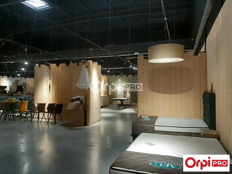 Retail in Valence for lease - Interior Photo - Image 2 of 6