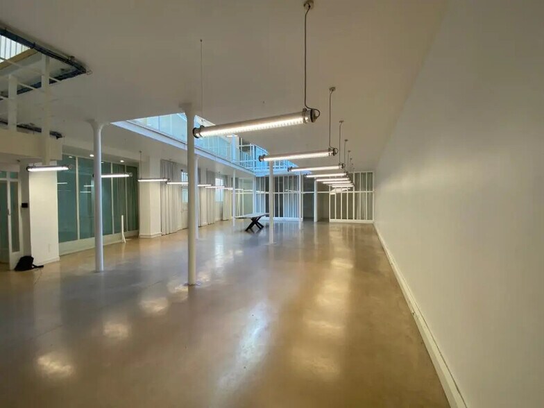 Retail in Paris for lease - Building Photo - Image 3 of 9