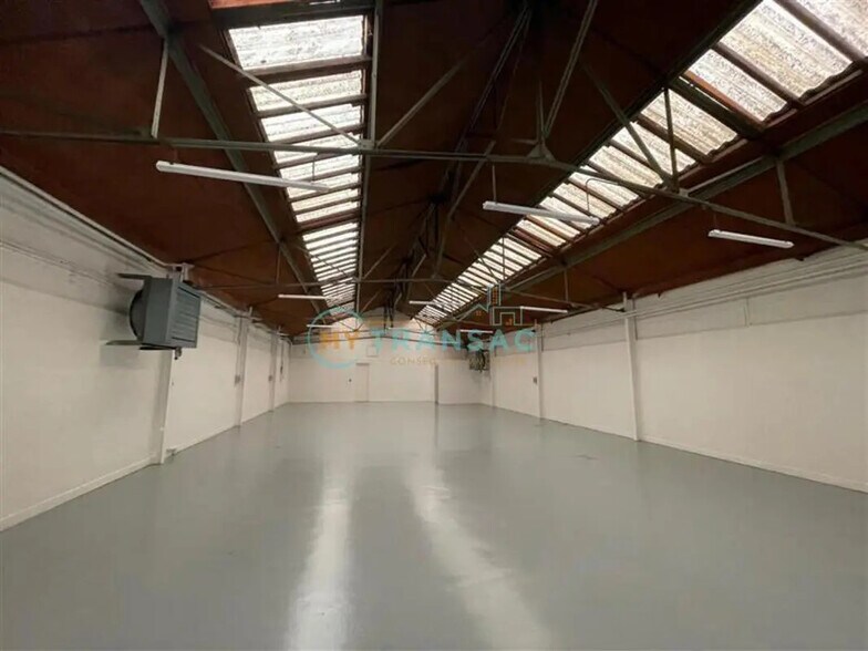 Flex in Villeneuve-Saint-Georges for lease - Interior Photo - Image 1 of 12