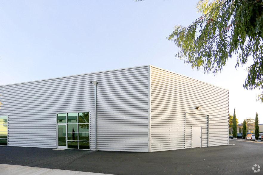 3185-3189 Pullman St, Costa Mesa, CA for lease - Building Photo - Image 1 of 4