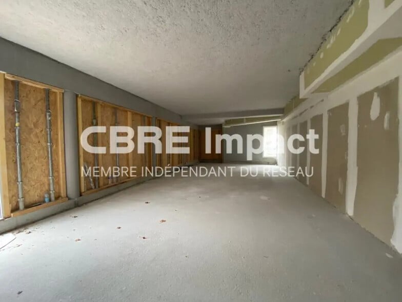 Retail in Dijon for lease - Building Photo - Image 2 of 6