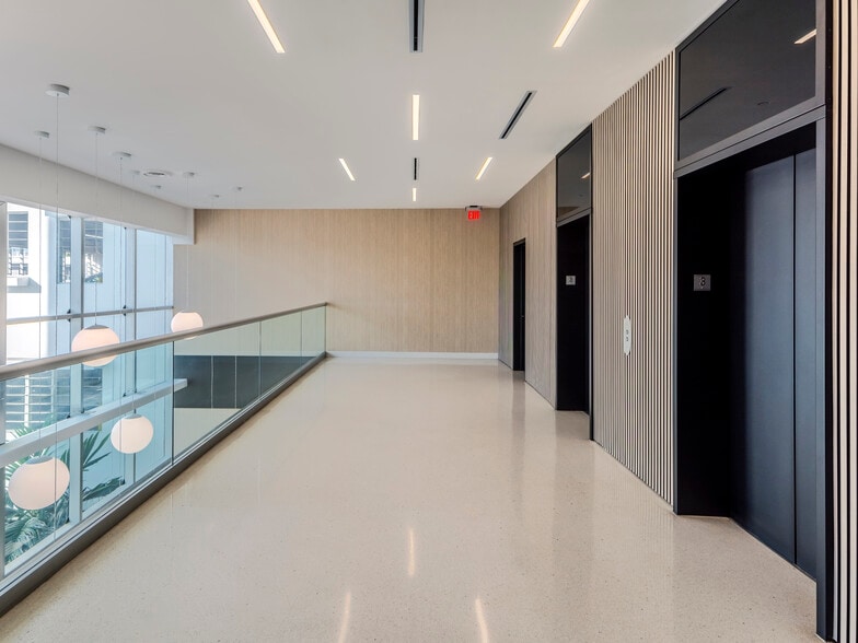 555 Washington Ave, Miami Beach, FL for lease - Building Photo - Image 2 of 35