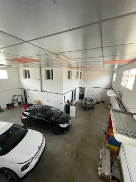 Office in Toussieu for lease - Interior Photo - Image 2 of 12