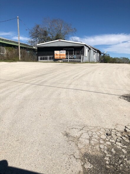 444 N Sunset Strip St, Kenedy, TX for sale - Primary Photo - Image 1 of 1