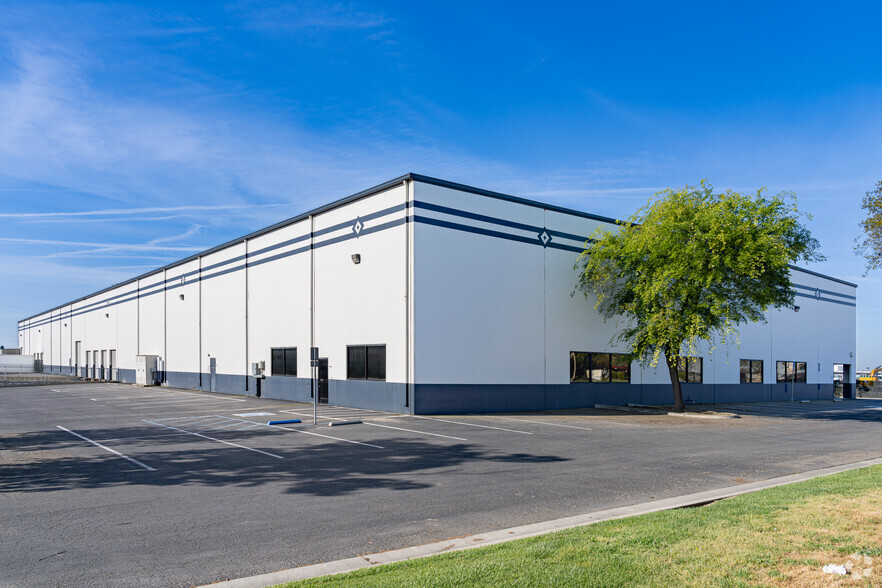 7101 W Doe Ave, Visalia, CA for lease - Building Photo - Image 2 of 7