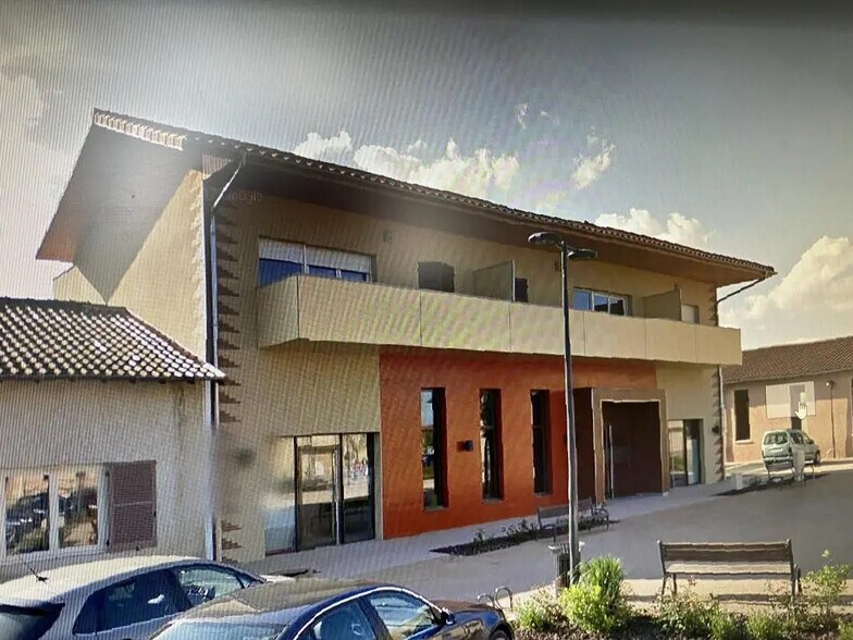 44 Place Du Village, Bâgé-Dommartin for lease - Building Photo - Image 1 of 4