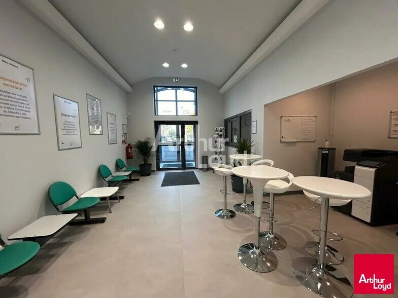 Office in La Chaussée-Saint-Victor for lease - Lobby - Image 1 of 3