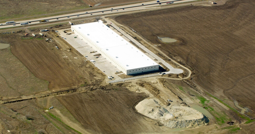 611 N Stemmons Fwy, Sanger, TX for lease - Building Photo - Image 3 of 24