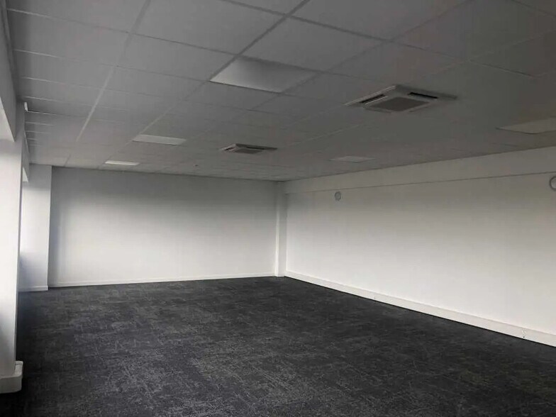 Office in Roncq for lease - Interior Photo - Image 2 of 5