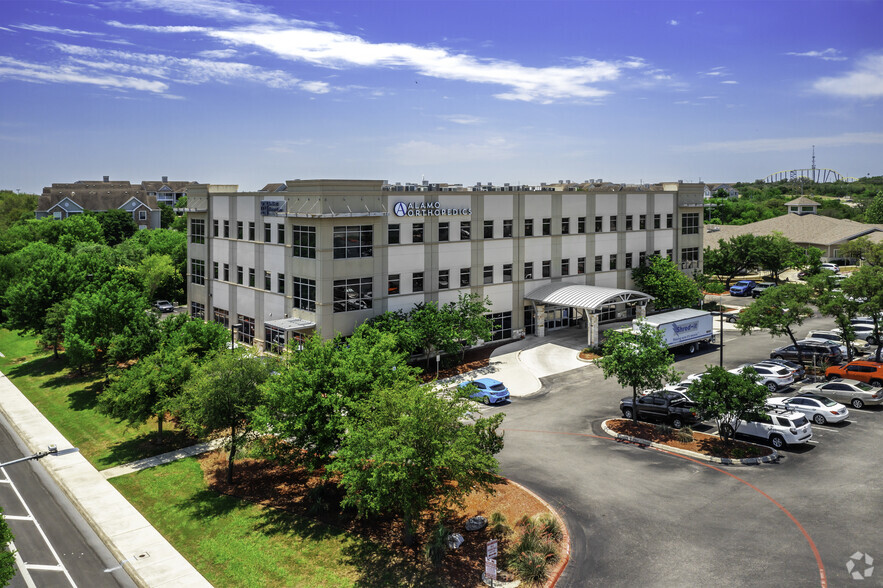 10010 Rogers Xing, San Antonio, TX for lease - Building Photo - Image 1 of 8