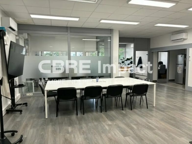 Office in Dijon for lease - Building Photo - Image 2 of 6