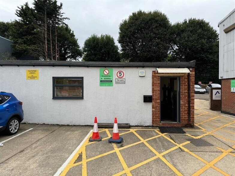 38F Chigwell Ln, Loughton for sale - Primary Photo - Image 1 of 1