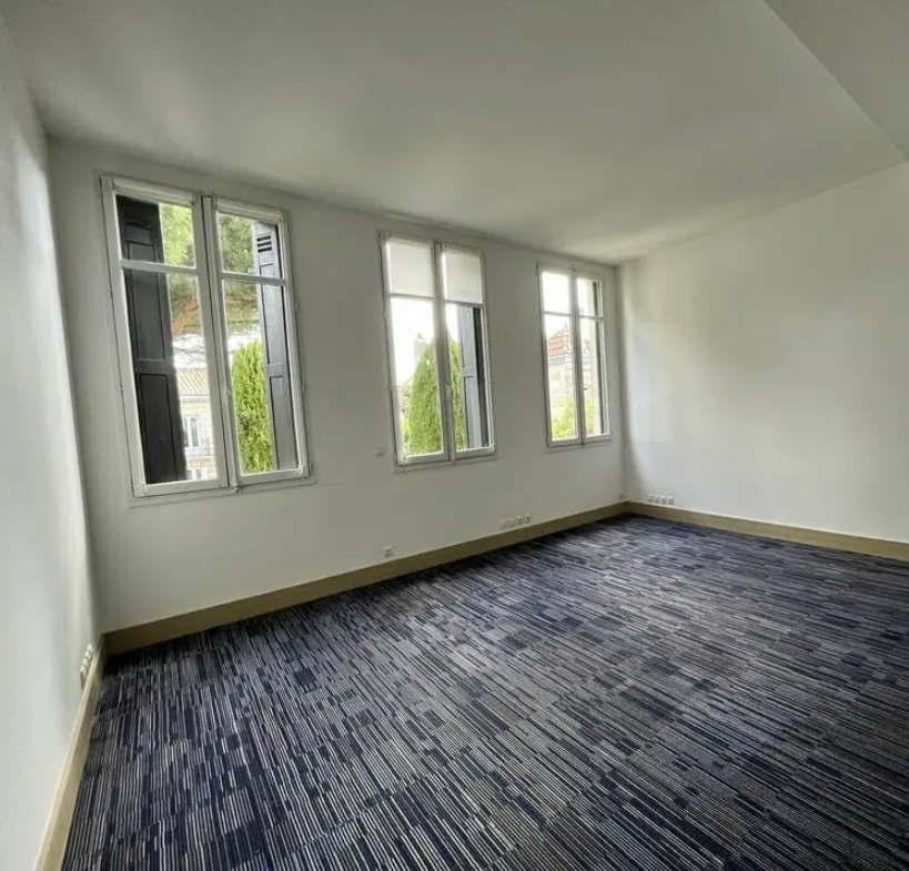 Office in Bordeaux for lease Interior Photo- Image 1 of 7