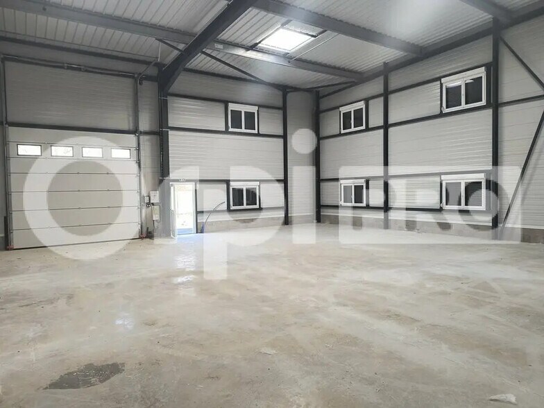 Flex in Reims for lease - Interior Photo - Image 3 of 4