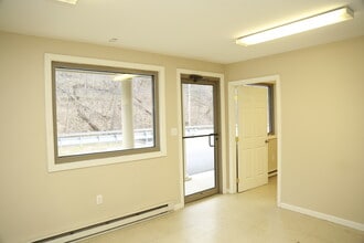 925 Canyon Rd, Morgantown, WV for lease Interior Photo- Image 2 of 7