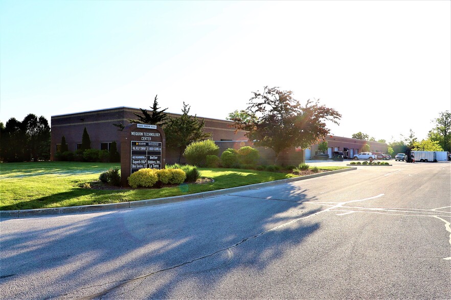 10650 N Baehr Rd, Mequon, WI for sale - Building Photo - Image 1 of 1