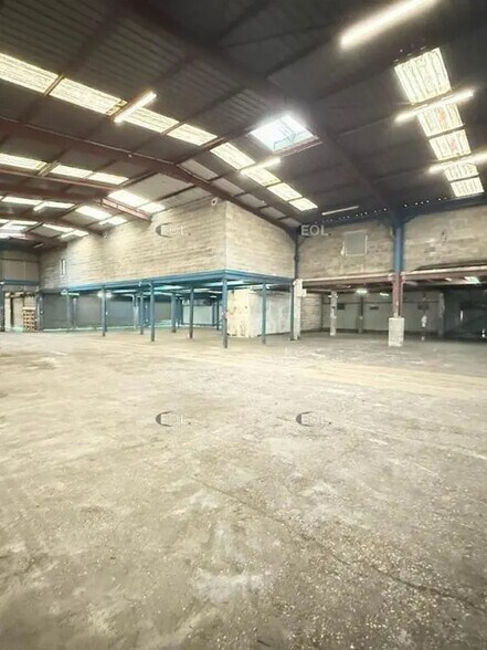 Flex in Morangis for lease - Interior Photo - Image 2 of 2