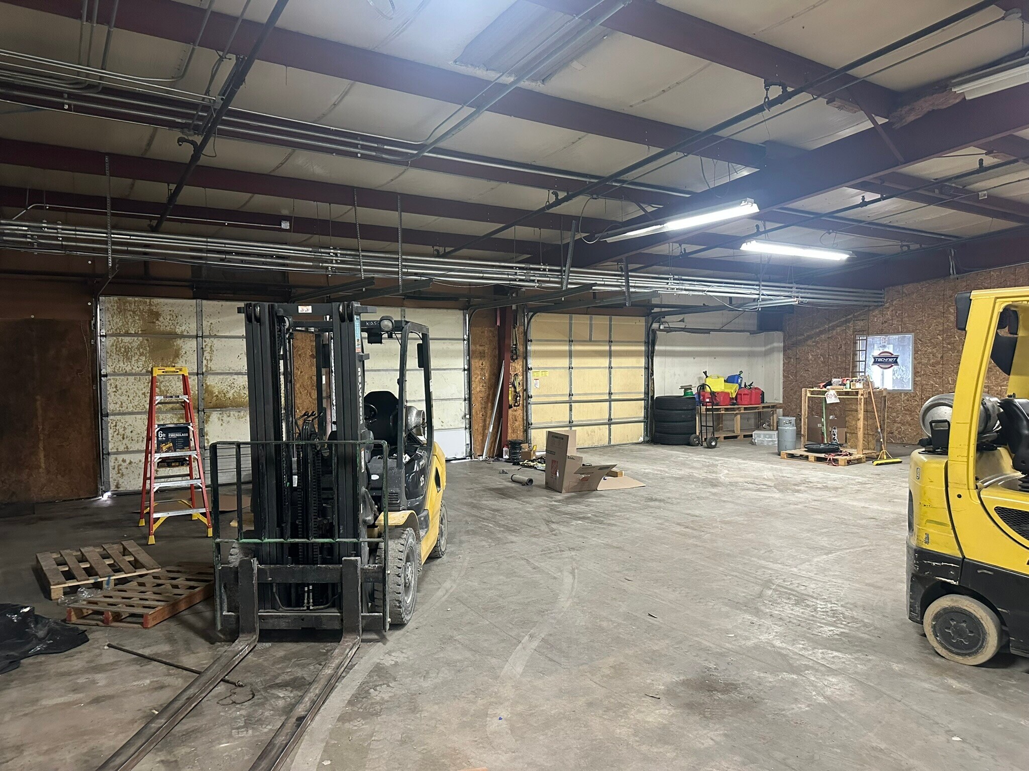 1617 NE 51st Ave, Des Moines, IA for lease Interior Photo- Image 1 of 6