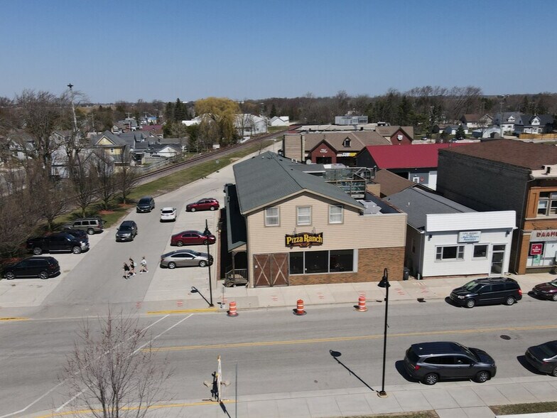 944 Center Ave, Oostburg, WI for sale - Building Photo - Image 1 of 1