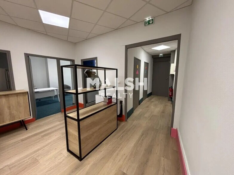 Office in Lyon for lease - Interior Photo - Image 3 of 10