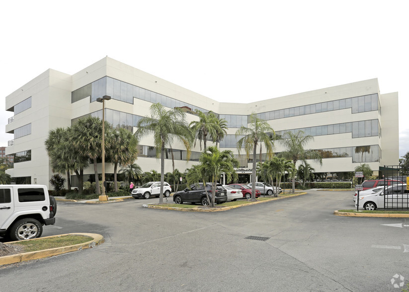 815 NW 57th Ave, Miami, FL for lease - Building Photo - Image 2 of 9