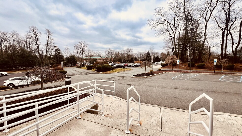 561 Cranbury Rd, East Brunswick, NJ for lease - Building Photo - Image 2 of 30