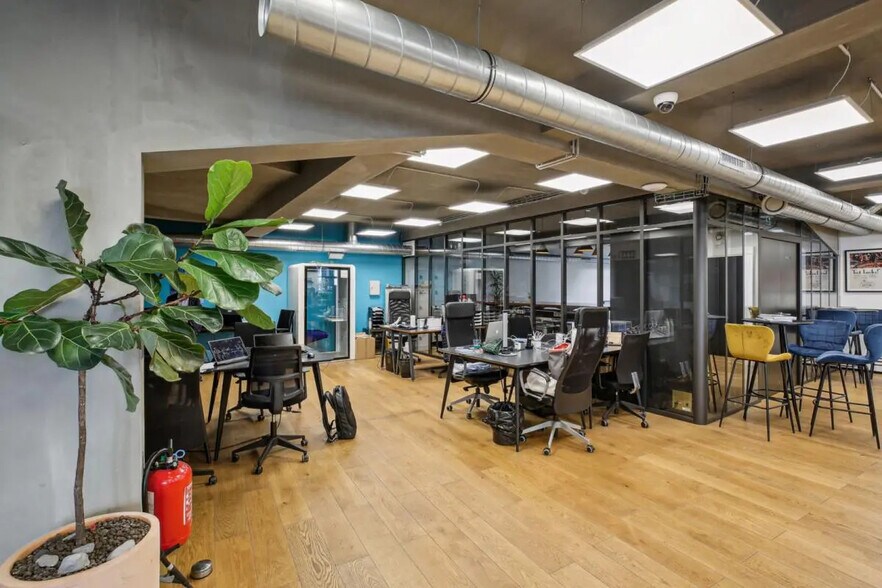 76 Rue Du Faubourg Saint-Denis, Paris for lease - Building Photo - Image 3 of 12