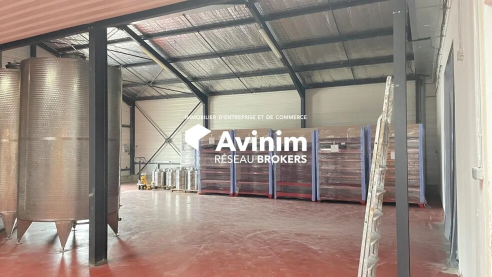 Retail in Beaucaire for lease - Interior Photo - Image 1 of 4