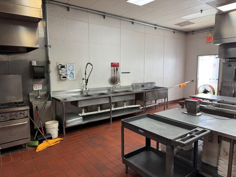 7700 NW 37th Ave, Miami, FL for lease - Building Photo - Image 3 of 11