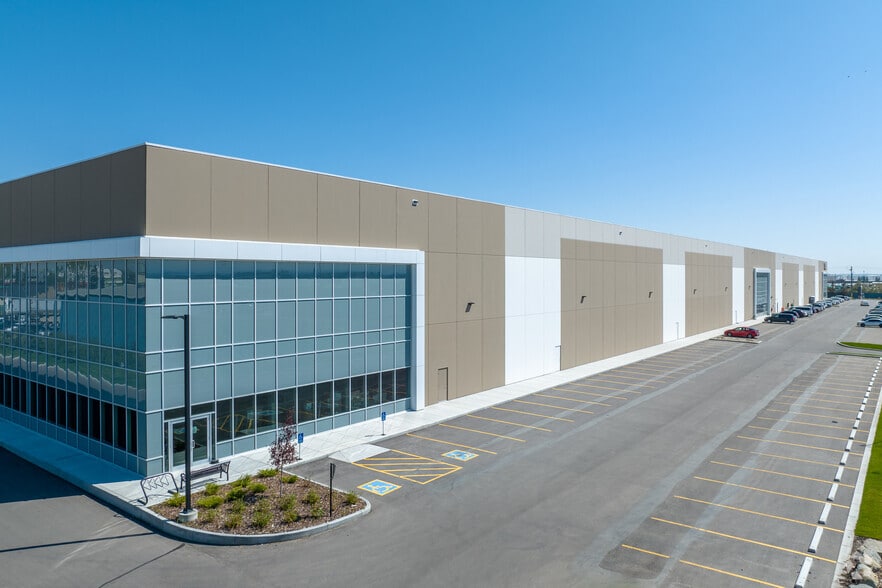 38 St SE, Calgary, AB for lease - Building Photo - Image 2 of 35