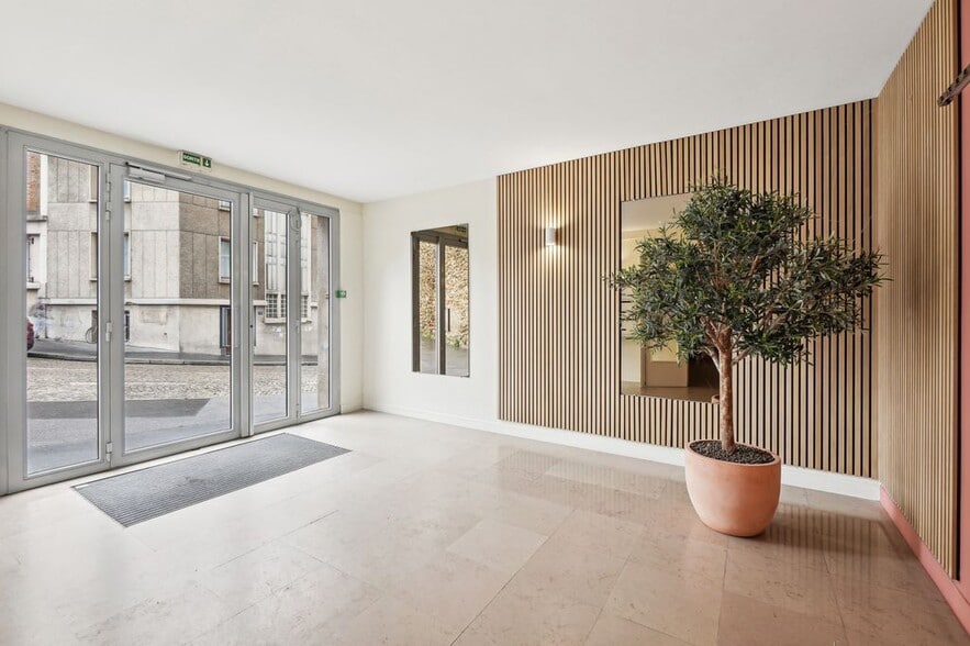 14 Rue Des Reculettes, Paris for sale - Lobby - Image 1 of 1
