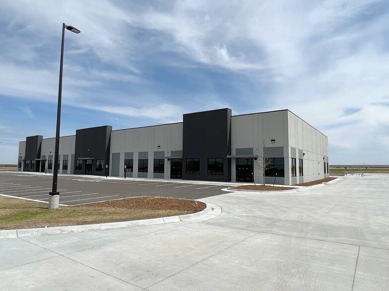 5165-5220 N Webb Rd, Bel Aire, KS for sale - Building Photo - Image 1 of 1