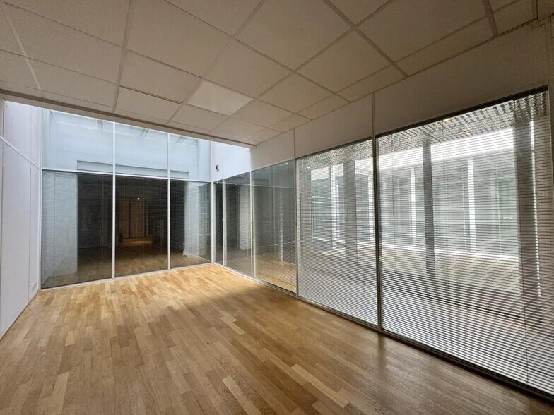 Office in Paris for lease - Interior Photo - Image 3 of 18