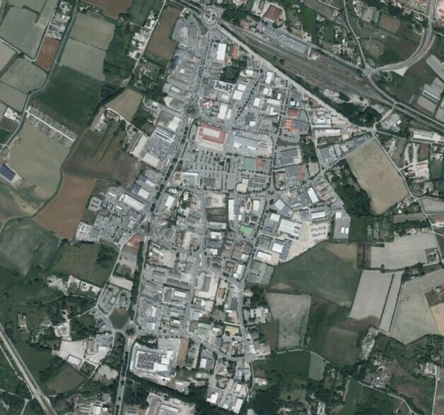 Retail in Pertuis for lease - Building Photo - Image 2 of 3