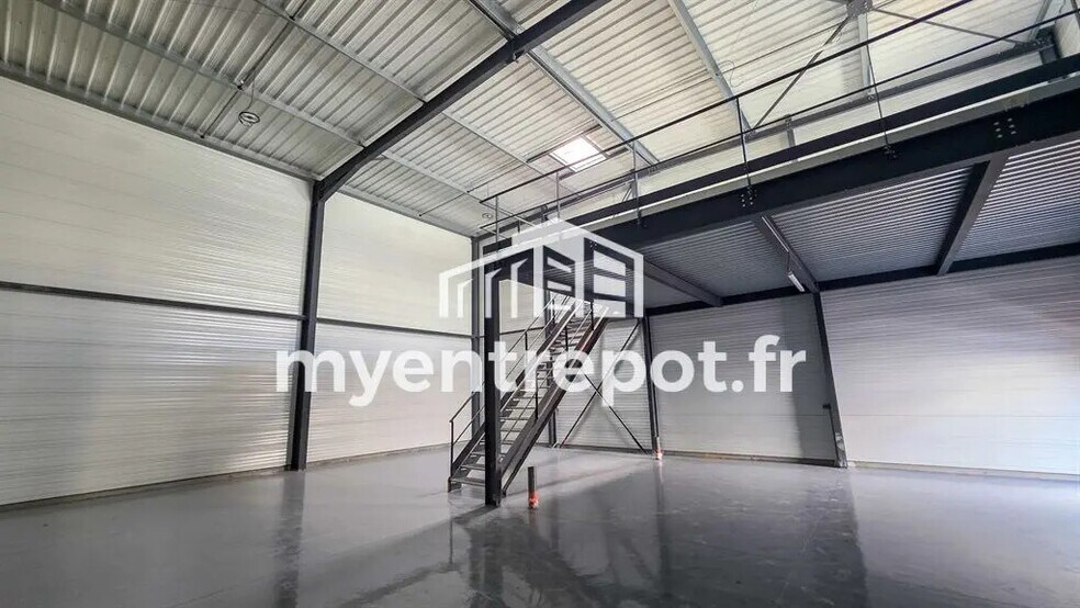 Flex in Signes for lease - Interior Photo - Image 3 of 7