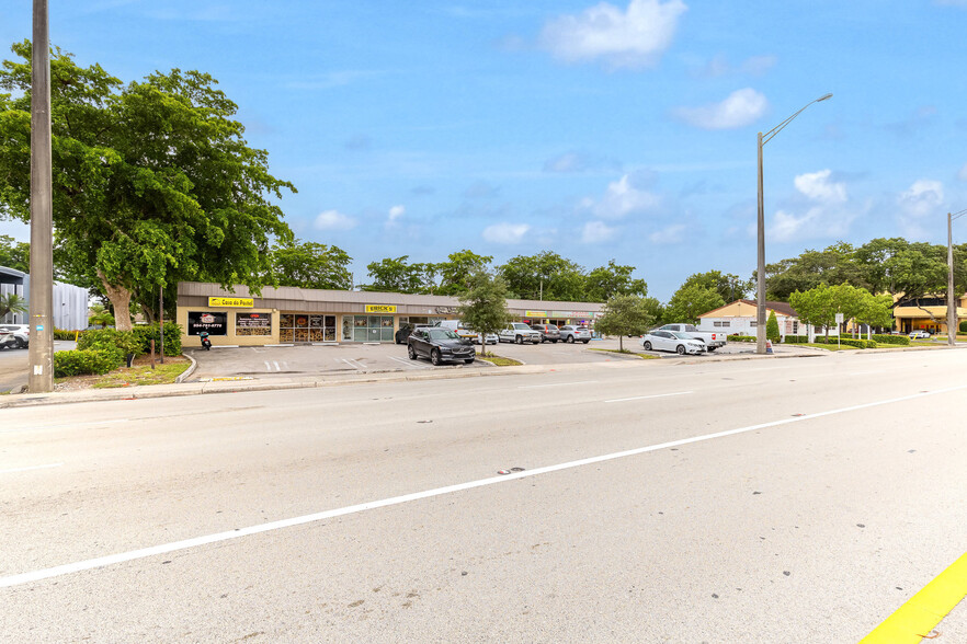 410-430 E Sample Rd, Pompano Beach, FL for lease - Building Photo - Image 2 of 11